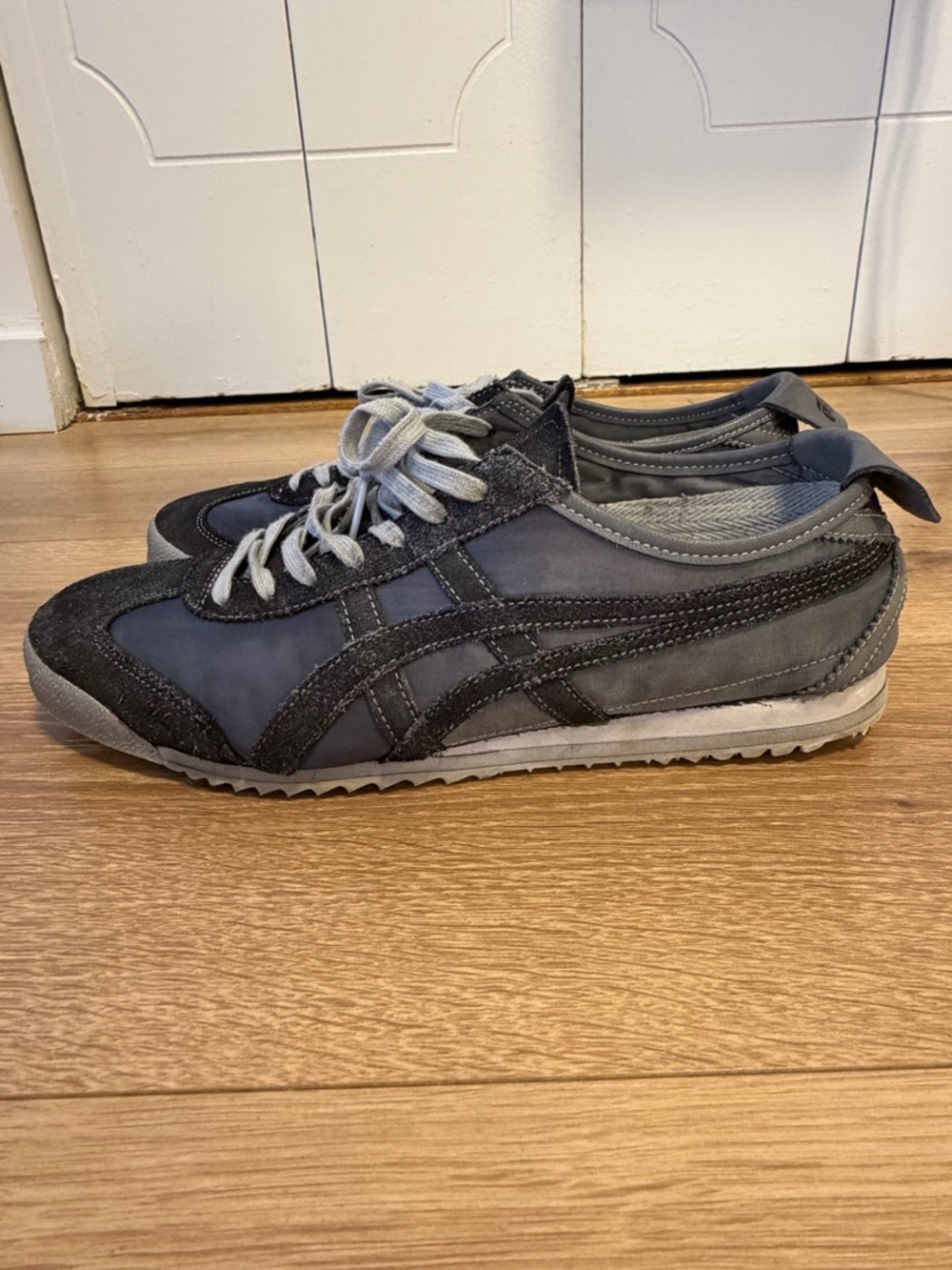 Onitsuka Tiger by Asics Men's Mexico 66 Deluxe in grey/navy